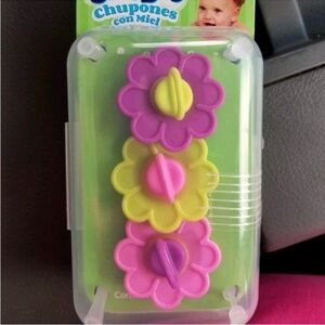 2 paquetes de chupones de niña